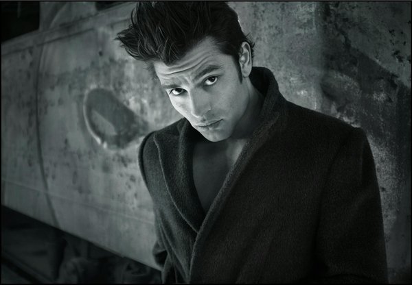 L'allure unique du costume croisé : la nouvelle élégance masculine