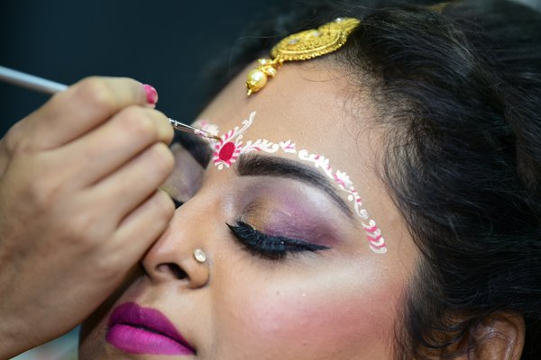 Comment créer une capsule de maquillage pour voyager léger?