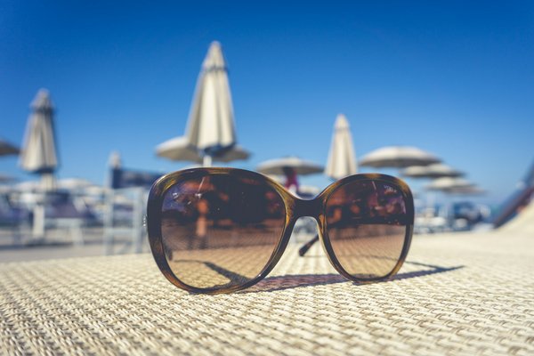 Comment associer des lunettes de soleil rétro avec des tenues estivales?